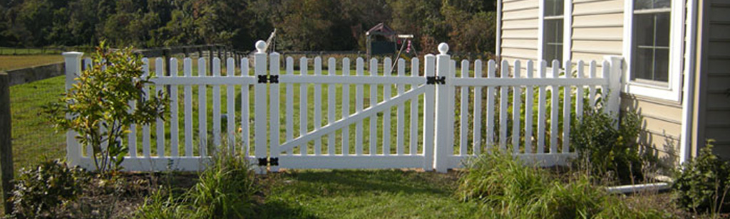 Vinyl Backyard Fence with Gate