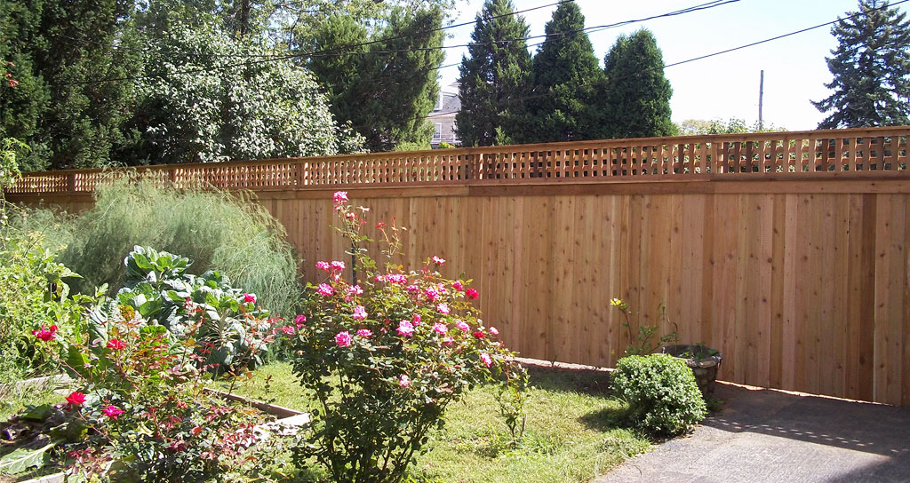 Wooden Garden Privacy Fence Idea with Lattice Top