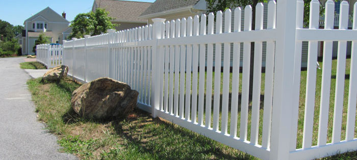 Picket vinyl backyard fence for privacy