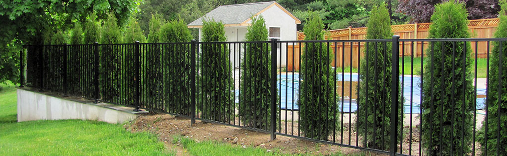 Short aluminum fence in backyard