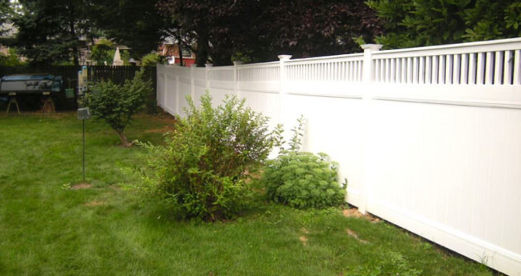 White vinyl privacy fence with lattice top in backyard