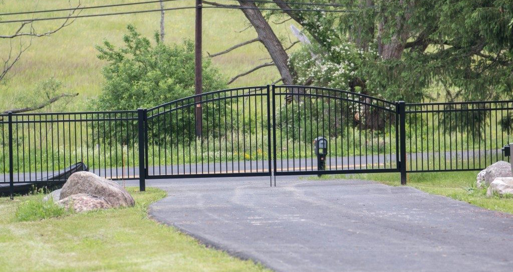 Regis aluminum fence and estate gate in front yard