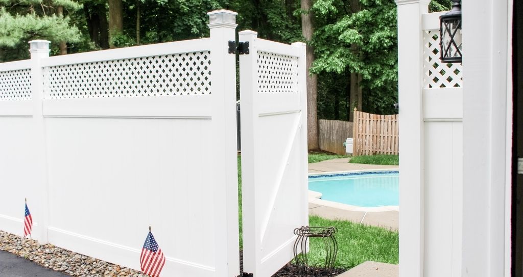 Elite pool fence in white vinyl