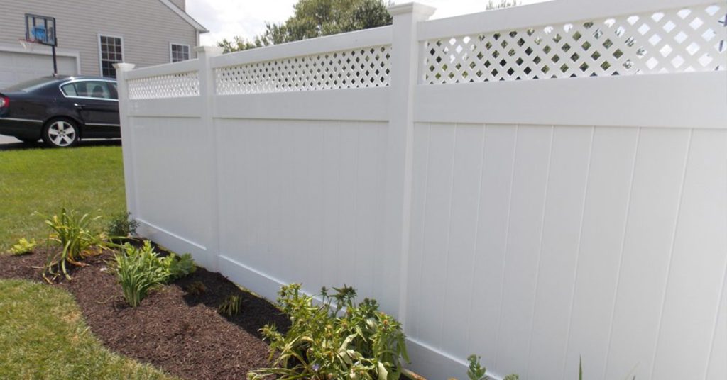 white vinyl lattice top fence