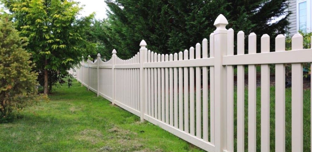 how to choose a good fence company to build beige picket fence