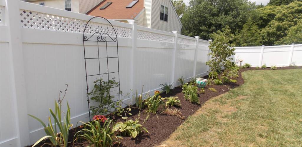 long lasting fence showing vinyl fence in backyard