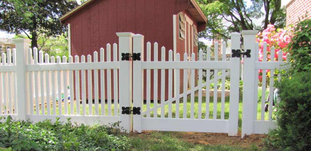 long lasting fence showing white vinyl picket fence